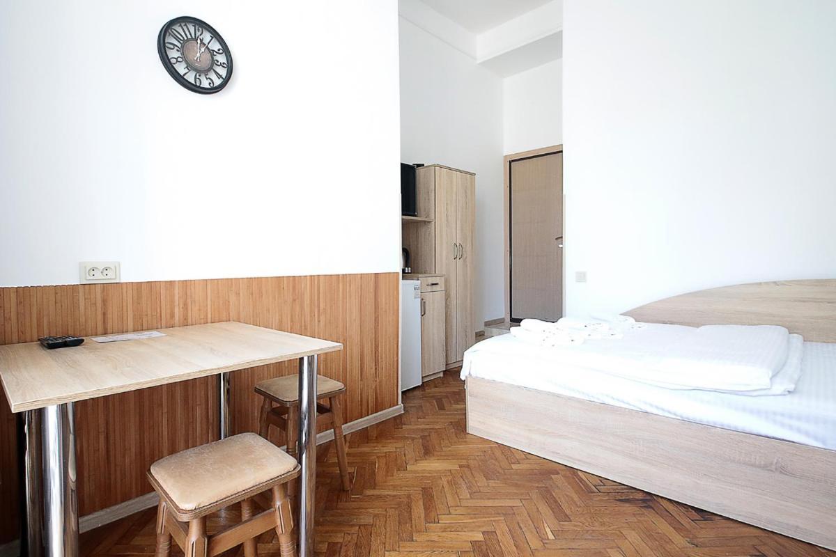Buk Apartments On Doroshenka 29 Lviv Exteriör bild